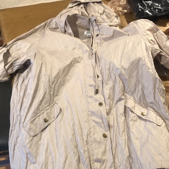 Chico’s Zenergy size XL 14-16 tan windbreaker with a bit of shimmer - Picture 6 of 16